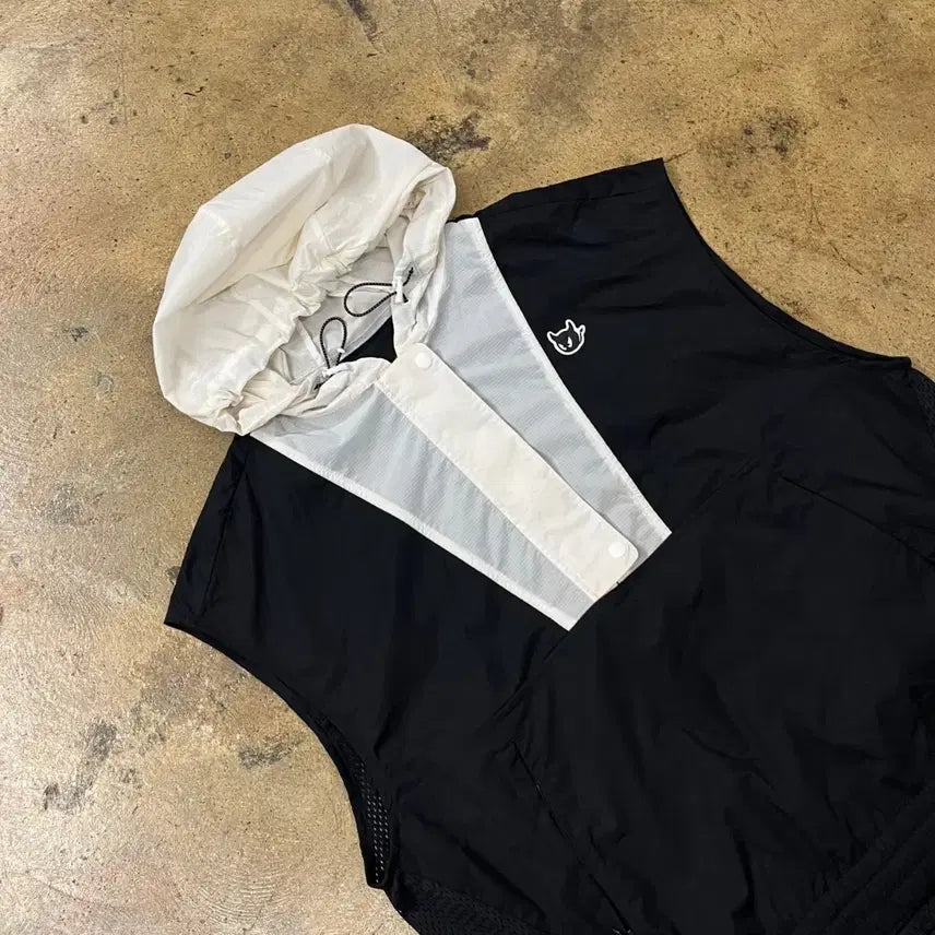 [BUNJANG] Authentic Wax Black Hooded Windbreaker Vest / [정품/2] 왁 블랙 후드 바람막이 조끼