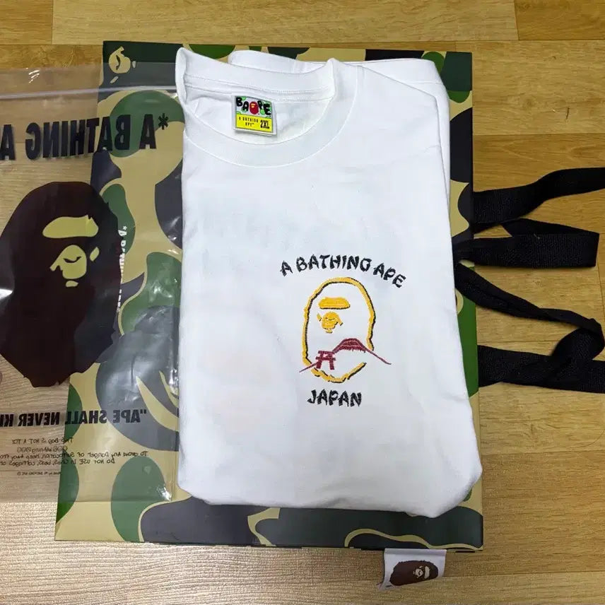 [BUNJANG] BAPE Autumn Souvenir T-Shirt White XL / 베이프 어텀 수베니어 티셔츠 화이트 새상품 2XL