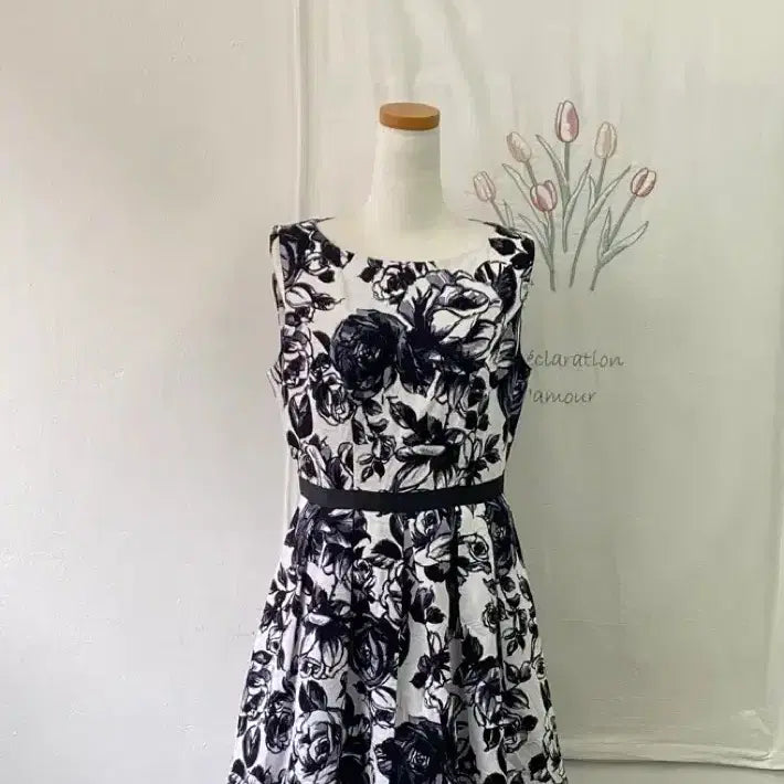 [BUNJANG] Black Rose Pattern Sleeveless Flare Dress / 블랙 로즈 패턴 민소매 플레어 원피스