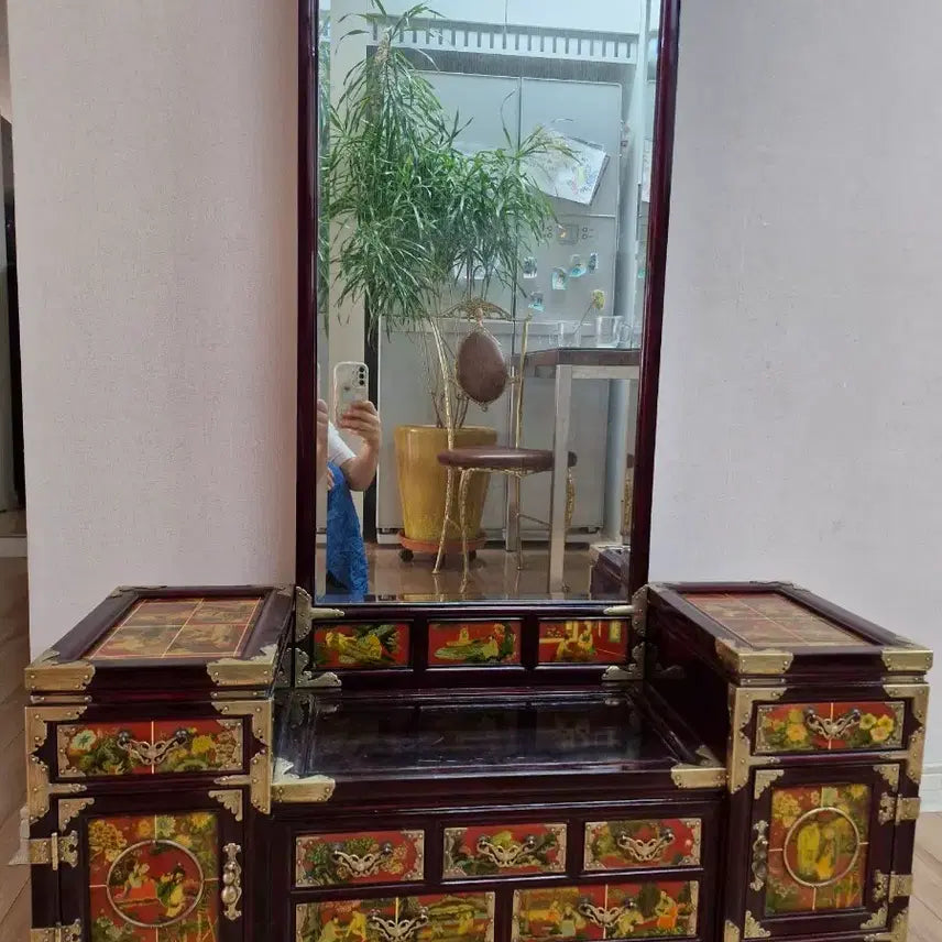 [BUNJANG] Han Chun-seop Intangible Cultural Heritage Huakjang Lacquer Chest of Drawers Dressing Table / 한춘섭 무형문화재 화각장 화장대 고가구