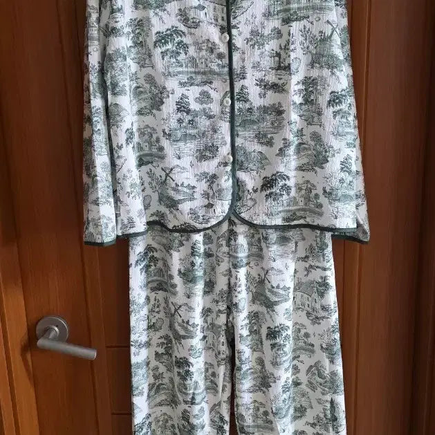 [BUNJANG] Unisex Khaki Two-Piece Pajama Set / (새상품) 카키색 시원한 뚜왈 잠옷 투피스..시원..남녀공용