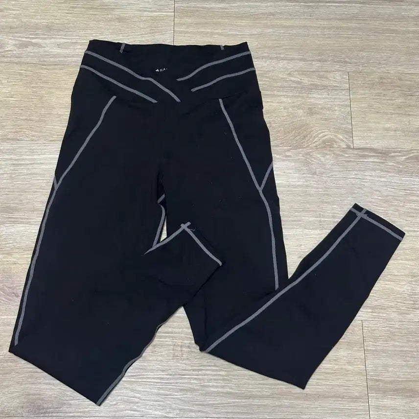 [BUNJANG] Black Leggings with Line Detail / 검정레깅스