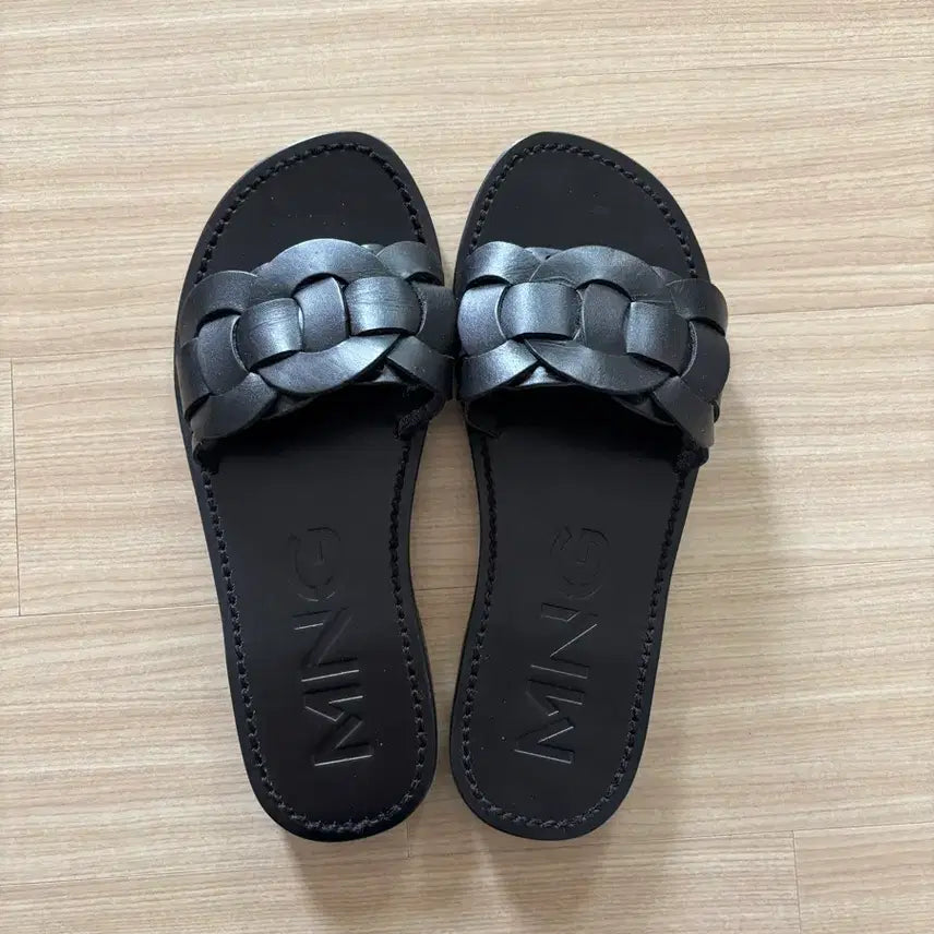 [BUNJANG] MNG Woven Slip-on Slippers Black / MNG 엠엔지 블랙 엮음 슬리퍼