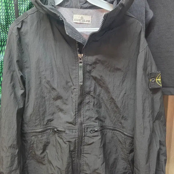 [BUNJANG] Stone Island Hooded Windbreaker Black / 스톤아일랜드 후드 바람막이 블랙