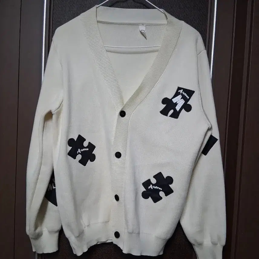 [BUNJANG] Ivory Puzzle Embroidery Cardigan (M-L) / 아이보리 퍼즐 자수 가디건(M~L)