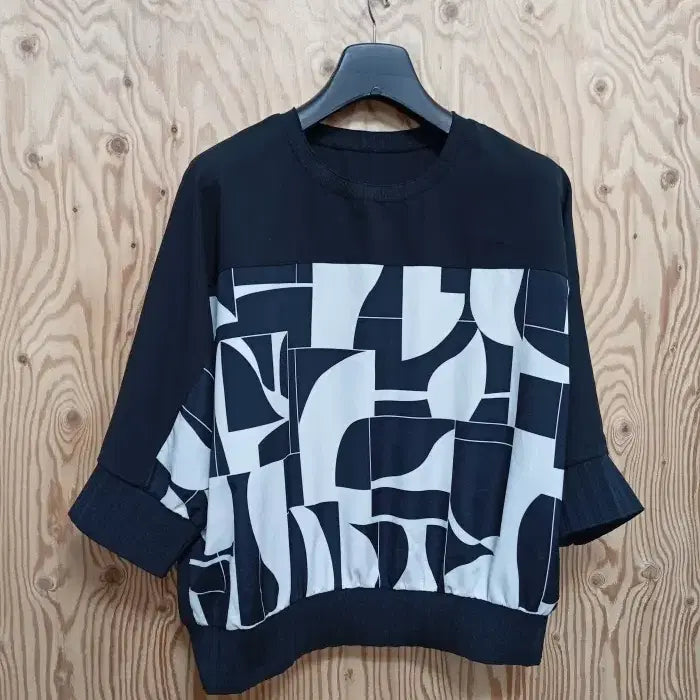 [BUNJANG] Anne Klein Geometric Pattern 5-Sleeve Blouse / 앤클라인 기하학 무늬 5부 소매 브라우스