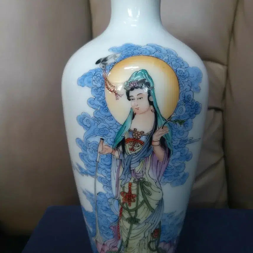 [BUNJANG] Qing Dynasty Yongzheng Period Celadon Vase - Medicine Buddha Design / 청.옹정제.기물/약사여래보살.매병.