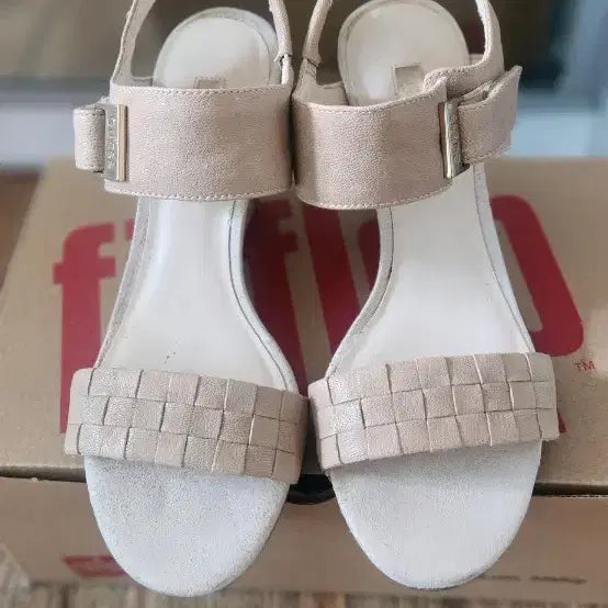 [BUNJANG] Guess Wedge Sandals & Messe Leather Sandals (230-240mm) / 비싸게 구매한 백화점 구두들 230. 240 미리 2컬레.. 게스웨지등