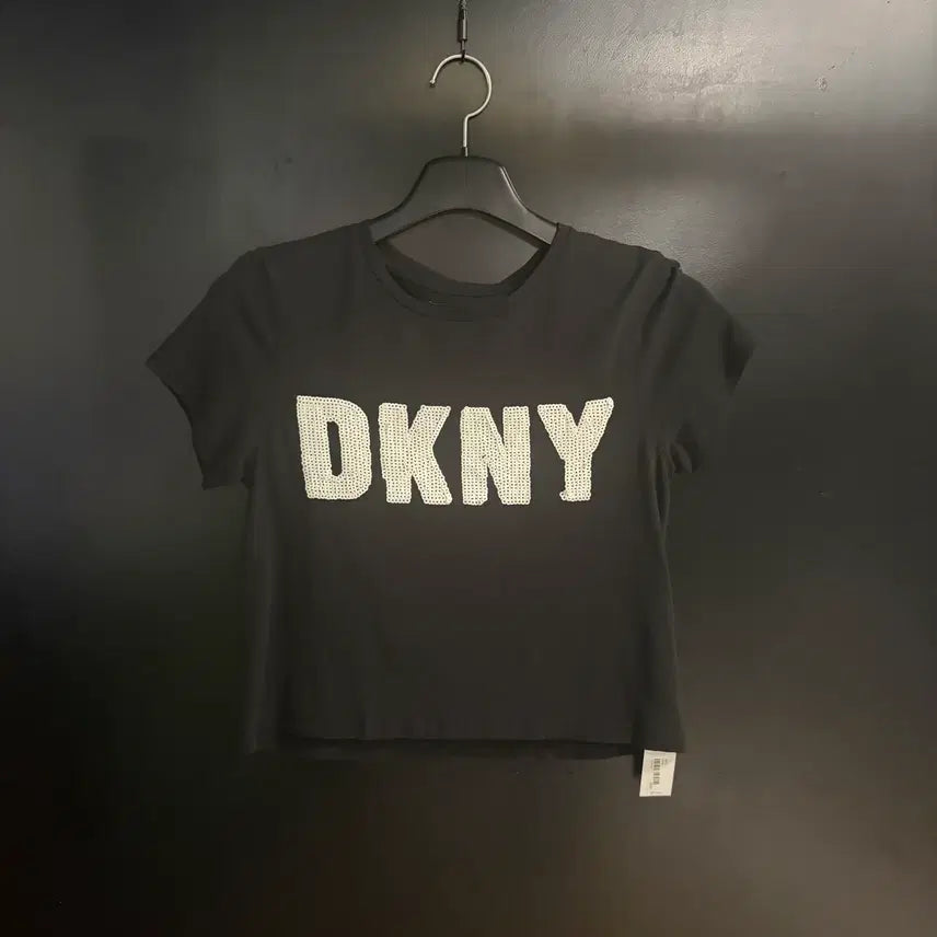 [BUNJANG] DKNY Sequined Logo Cropped T-Shirt / 디케이엔와이 시퀀 로고 크롭 티셔츠