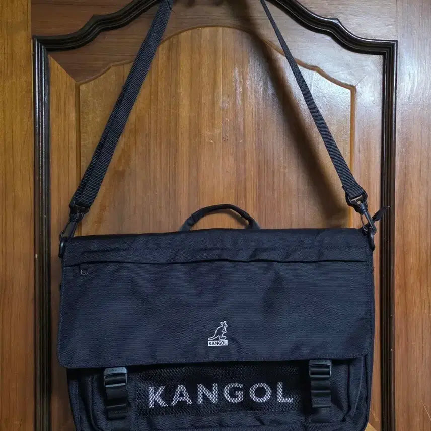 [BUNJANG] Kangol Messenger Bag Black Shoulder Bag / 캉골 메신저백 블랙 크로스백 가방 숄더백 등산 캠핑 러닝 골프