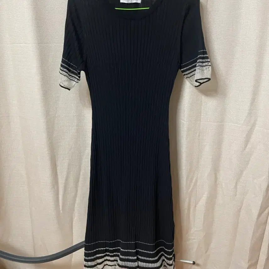 [BUNJANG] VALEN Black Short Sleeve Knit Dress / VALEN 블랙 반팔 니트 원피스.
