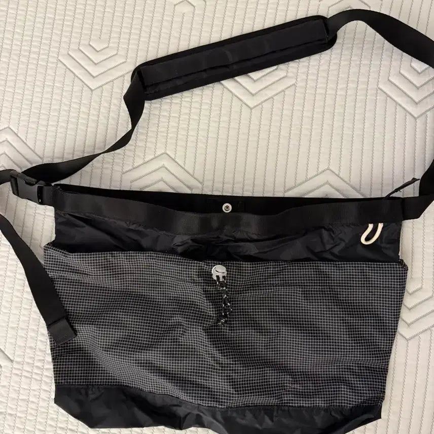 [BUNJANG] RAWROW String Play Crossbody Bag / 로우로우 스트링 플레이 크로스백