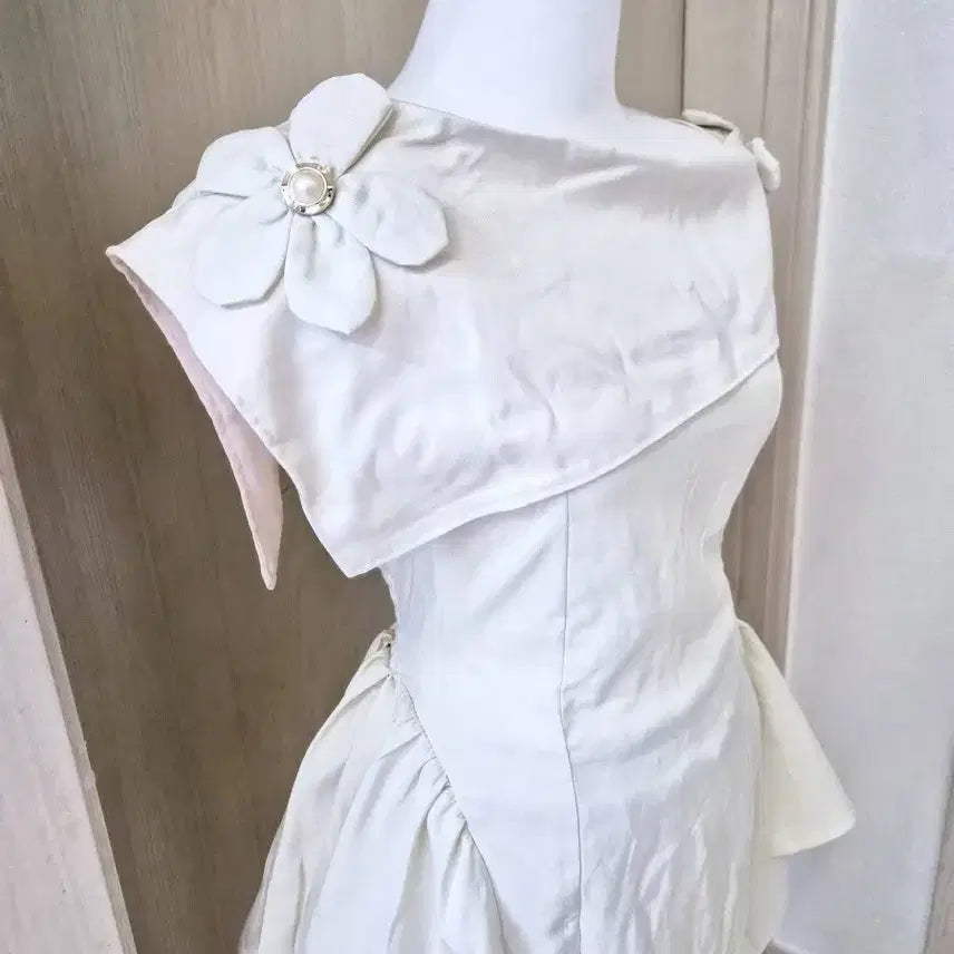 [BUNJANG] White Flower Off-Shoulder Mini Dress / 화이트 플라워 오프숄더 미니 원피스