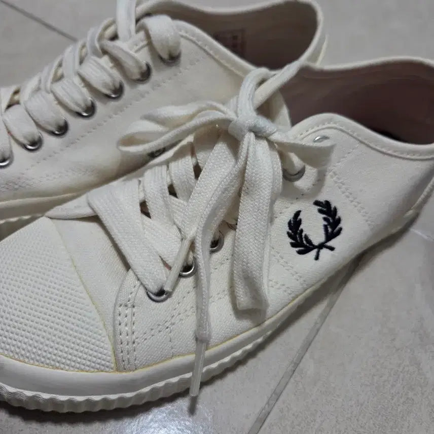 [BUNJANG] Fred Perry White Canvas Sneakers / 프레드페리 화이트 스니커즈 캔버스화
