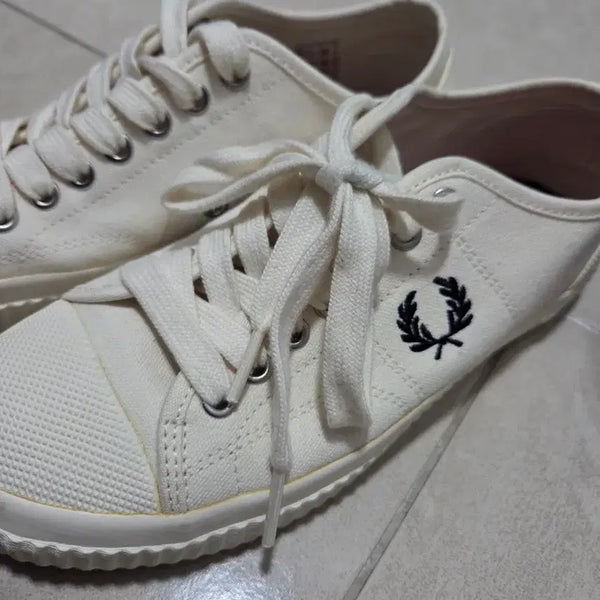 [BUNJANG] Fred Perry White Canvas Sneakers / 프레드페리 화이트 스니커즈 캔버스화