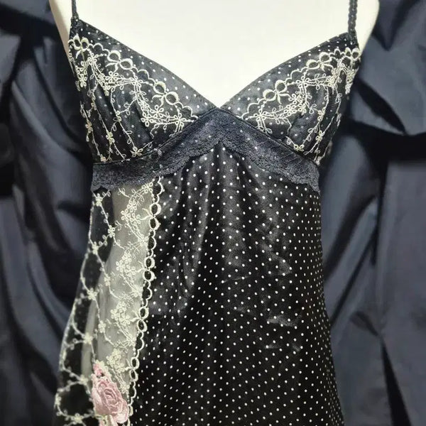 [BUNJANG] Fairy Dot Lace Frill Embroidered Sleeveless Top / 페어리 도트 레이스 프릴 자수 슬리브리스