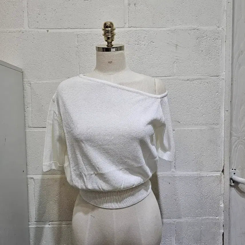 [BUNJANG] Off-Shoulder Half-Sleeve Knit Top - White / 얇은니트 밑단시보리 한쪽 오프숄더 반팔- 화이트