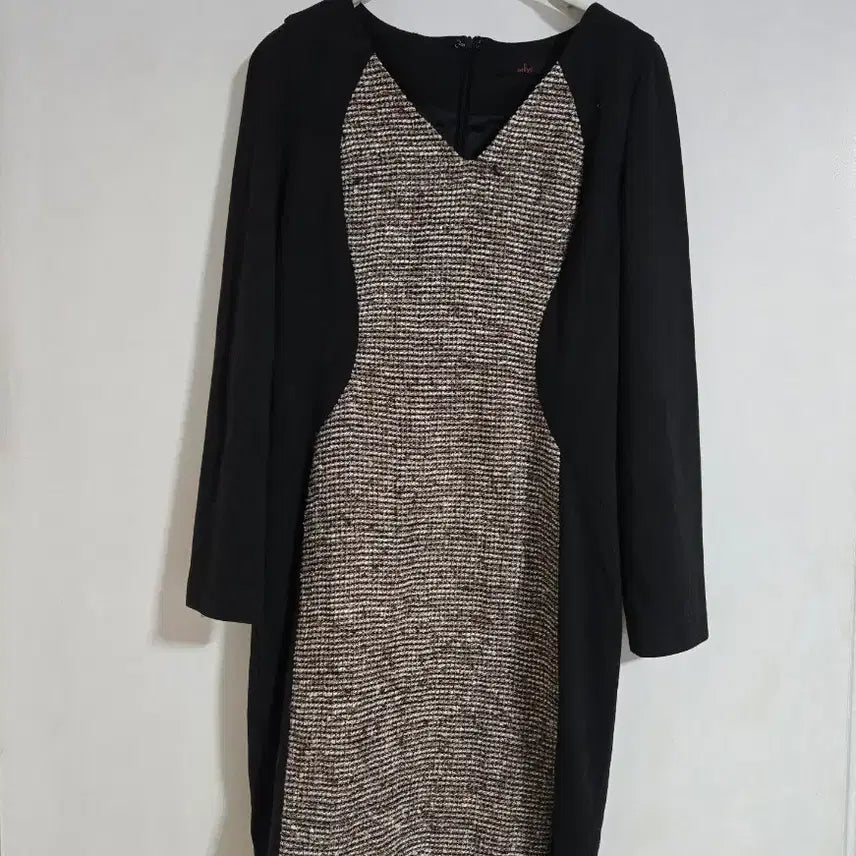 [BUNJANG] Elegant Black Dress with Stylish Pattern / 고급스러운 블랙 원피스