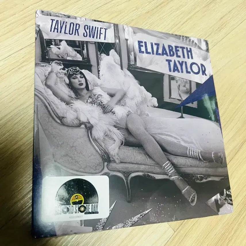 [BUNJANG] Taylor Swift Elizabeth Taylor 7-inch LP Violet Glitter Vinyl / 테일러 스위프트 엘리자베스 테일러 LP 바이올렛 글리터 (7인치) - 2