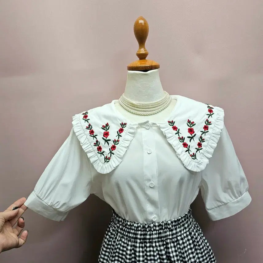 [BUNJANG] Flower Embroidery Frill Big Collar Blouse / 플라워 자수 프릴 빅카라 블라우스