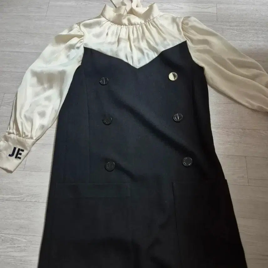 [BUNJANG] Lucky Chouette Atelier Lettering Long Sleeve Dress / 럭키슈에뜨 아뜰리에 긴팔 원피스