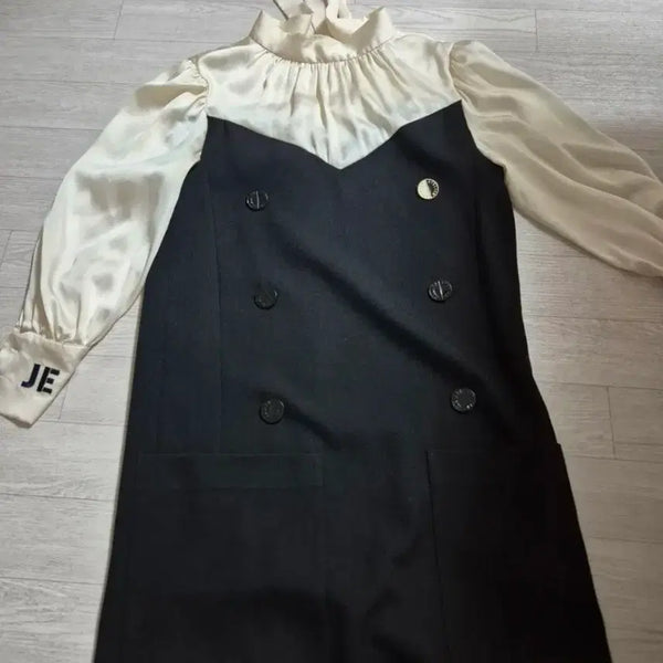 [BUNJANG] Lucky Chouette Atelier Lettering Long Sleeve Dress / 럭키슈에뜨 아뜰리에 긴팔 원피스