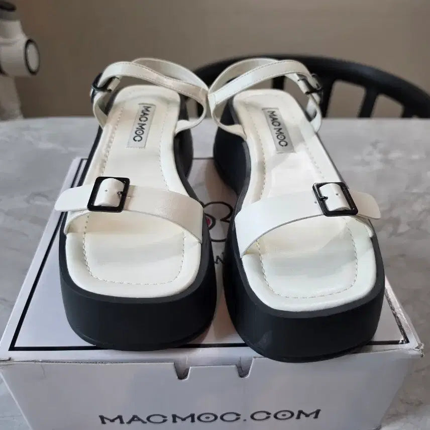 [BUNJANG] MarcMoc Sandals White/Black Size 245 / 새상품) 마크모크 샌들 245사이즈