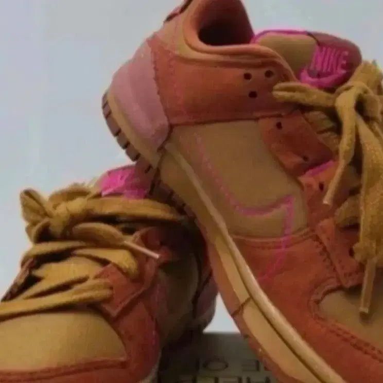 [BUNJANG] Nike Dunk Low Brown/Pink Stitch Women's Shoes 235mm / 나이키 덩크 로우 브라운/핑크 스티치