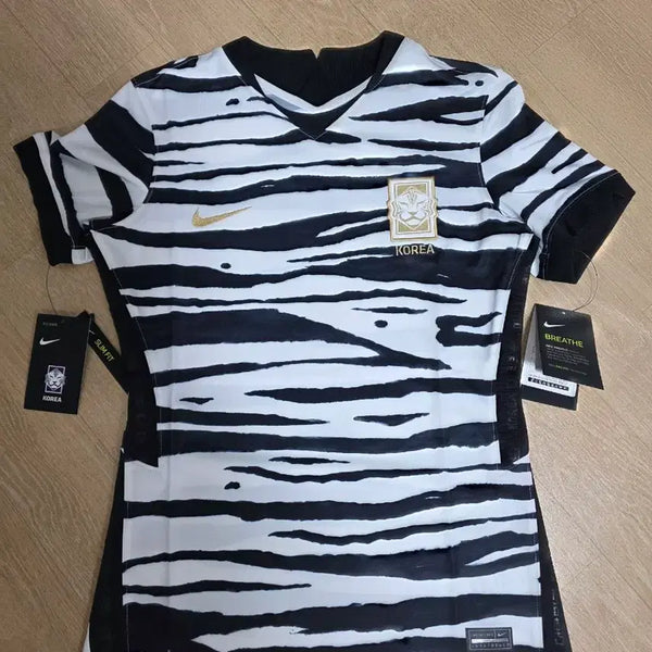 [BUNJANG] Nike Women's 20-22 South Korea National Football Team Stadium Away Short Sleeve Jersey Zebra/Tiger Pattern / [새제품] 나이키 우먼스 20-22 국대 스타디움 어웨이 반팔 저지 유니