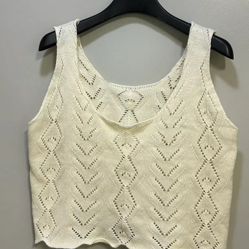 [BUNJANG] Ivory Knit Perforated Sleeveless Top / 아이보리 니트 펀칭 민소매 탑