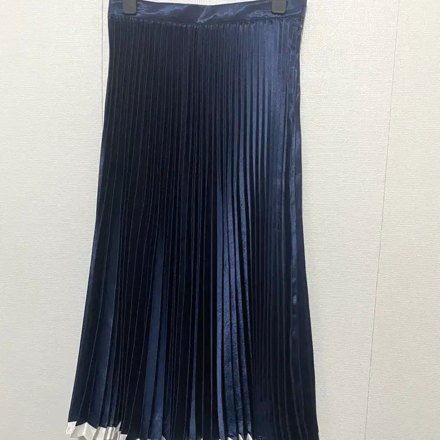 [BUNJANG] Our Hour Navy Pleated Satin Skirt / 오르 네이비 플리츠 새틴 스커트