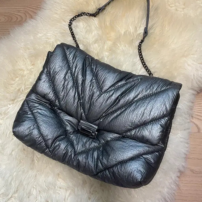 [BUNJANG] ZARA Quilted Metallic Silver Shoulder Bag / Pouch / 자라(ZARA) 패딩 퀼팅 숄더백/ 파우치 겸용
