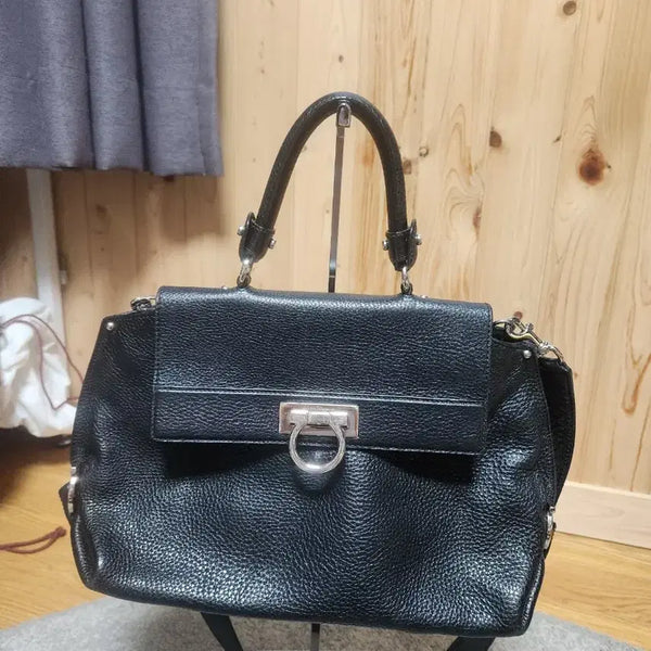 [BUNJANG] Ferragamo Gancini Sofia Tote Bag with Shoulder Strap / [하이엔드]페라가모 간치니 소피아 토트백 숄더스트랩-고이비토 정품보증서