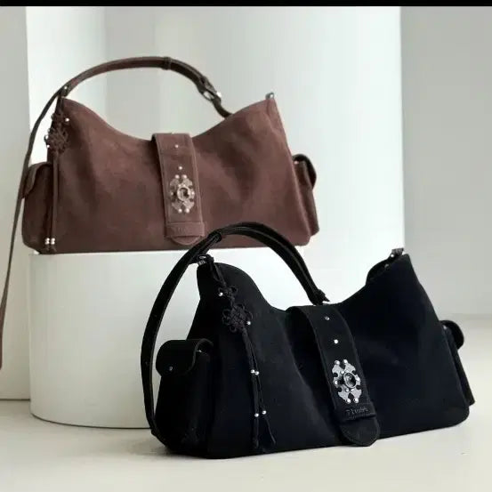 [BUNJANG] 71to96 Suede Seoga Bag Shoulder Bag with Suede Butterfly Knot Keyring / 71to96 스웨이드 경첩 서가백 숄더백 블랙 + 스웨이드 화접매듭 키링