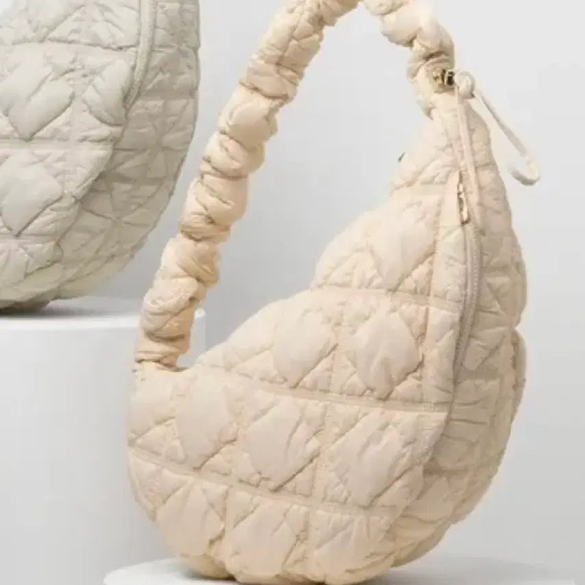 [BUNJANG] Carlyn Cozy L Quilting Shoulder Bag - Ivory / 칼린 코지백 퀄팅 숄더백- L 아이보리