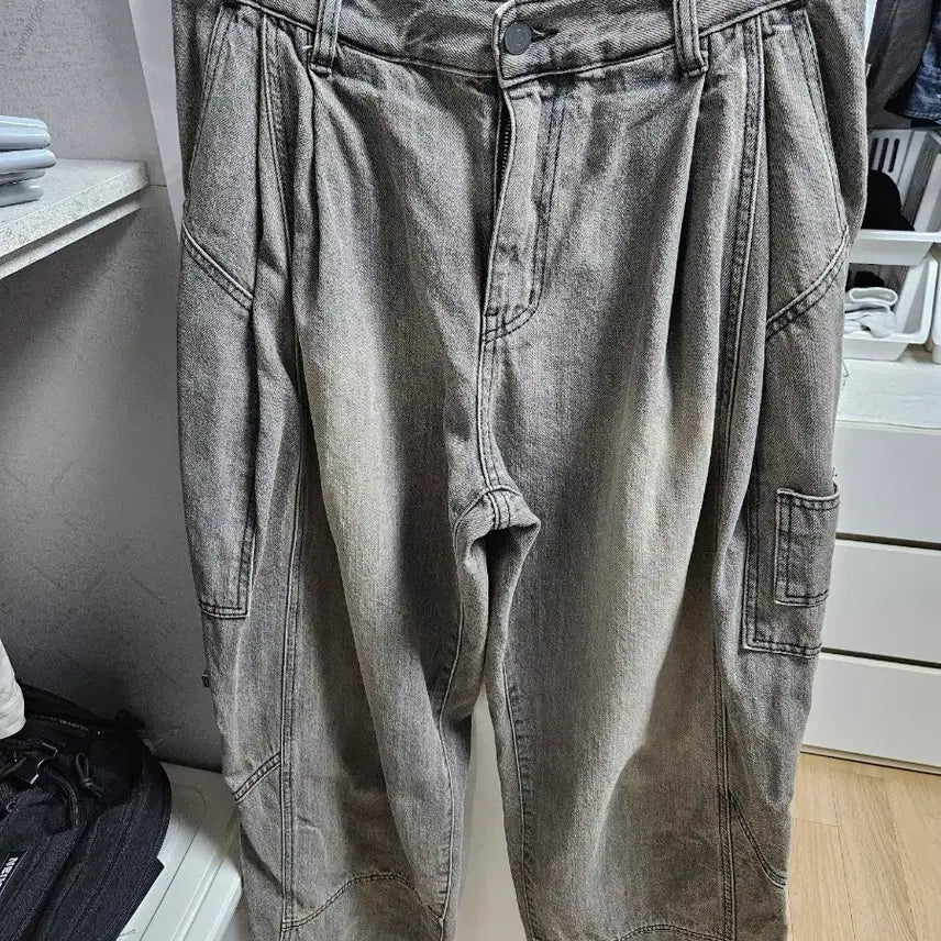 [BUNJANG] Veneta Two Tuck Denim Bleached Black Pants Size 2 / 비긴202 베네타 투턱 데님 블리치드 블랙