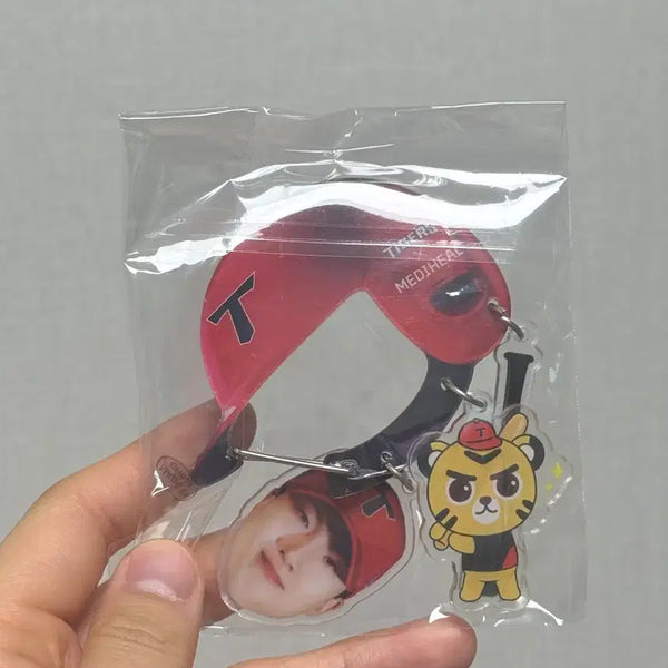 [BUNJANG] Mediheal Kia Tigers Jeong Hyeon-guk Carabiner Keyring (Sealed) / 메디힐 기아타이거즈 정해영 카라비너 키링 미개봉