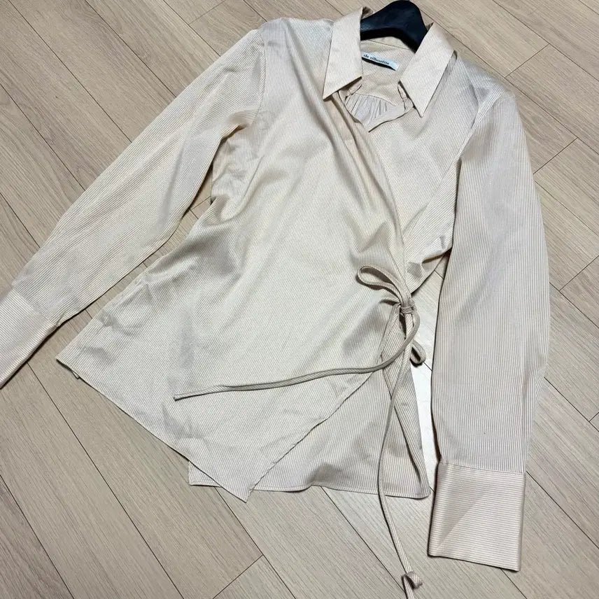 [BUNJANG] The Silhouette Sie Feminine Silky Wrap Blouse Beige Stripe / 더실루엣 시에 페미닌 실키 랩 셔츠 베이지스트라이프 블라우스 하객룩