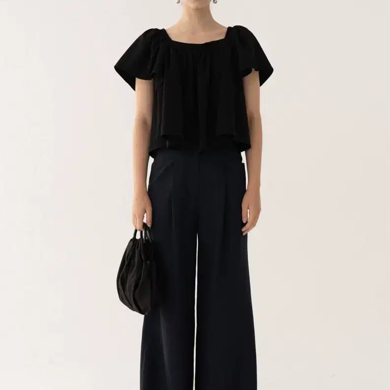 [BUNJANG] Kinder Salmon Weavy Smoke Ruffle Blouse Black / 킨더살몬 웨이비 스모크 러플 블라우스 블랙