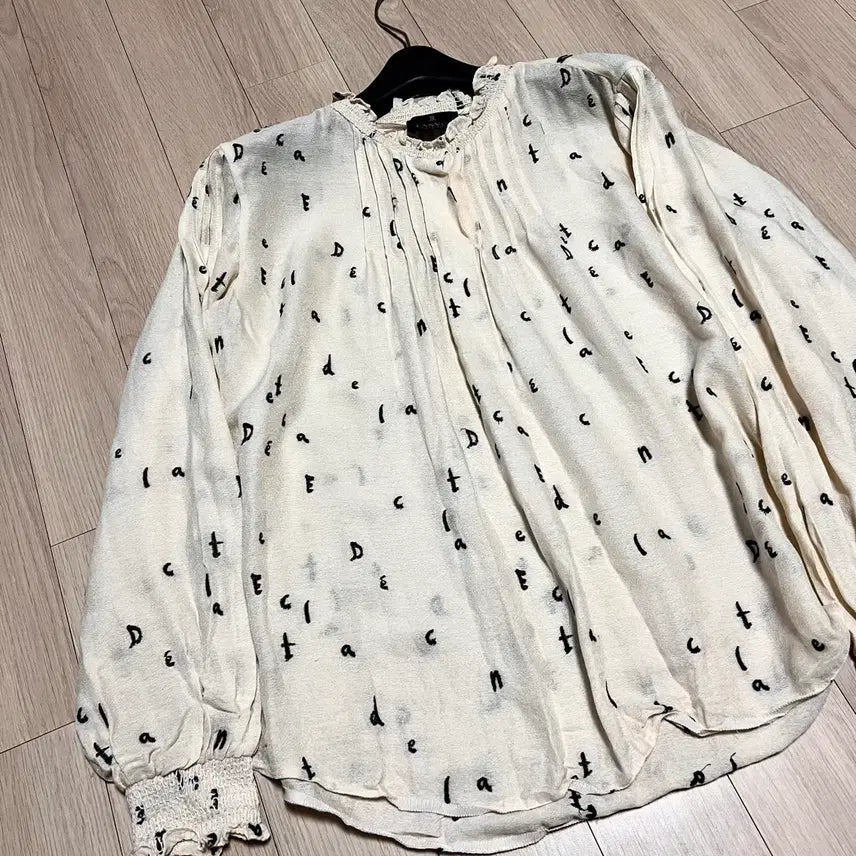 [BUNJANG] Lanvin Collection Silk Cotton Frill Neck Lettering Blouse / 한섬 랑방컬렉션 실크 코튼 프릴넥 레터링 블라우스 퍼프셔링핀턱아이보리크림