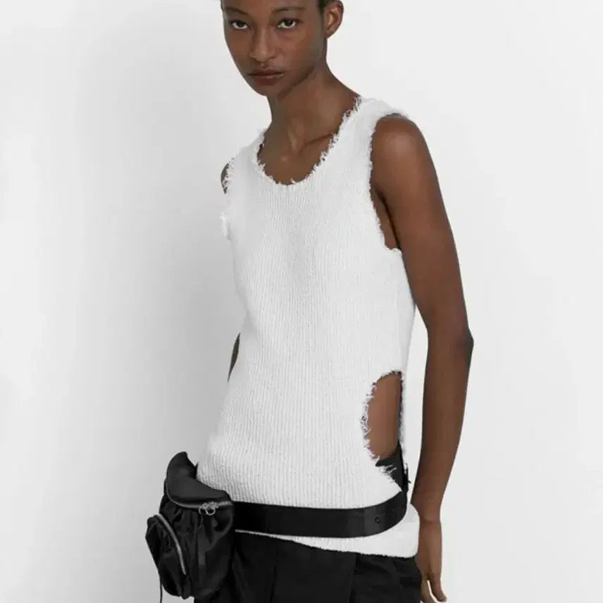 [BUNJANG] Low Tide Side Hole Knit Sleeveless White / 로우타이드 사이드 홀 니트 슬리브리스 화이트