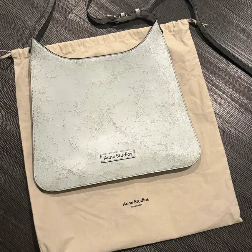 [BUNJANG] Acne Studios Flat Shoulder Bag White / 아크네 스튜디오 플랫 숄더백 화이트