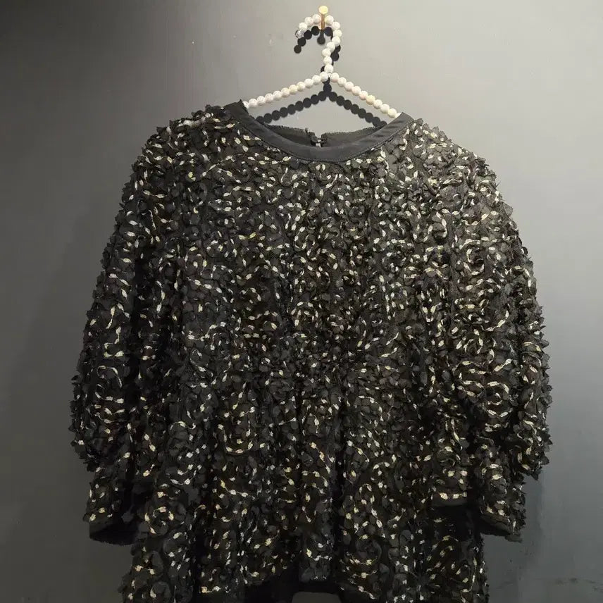 [BUNJANG] O'2nd Black Embellished Blouse / O'2nd 블랙  입체 장식 블라우스