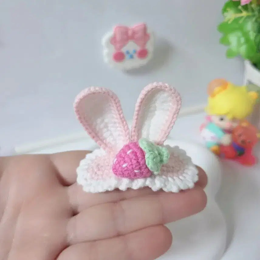 [BUNJANG] Handmade Knitted Strawberry Rabbit Hairpin for Children / 손뜨개 귀여운 토끼 딸기 뜨개  머리핀 헤어핀 핸드메이드 어린이집 선물