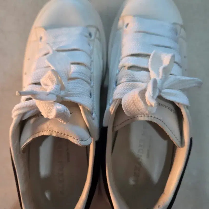 [BUNJANG] Alexander McQueen Oversized Sole Sneakers White/Black / 알렉산더맥퀸 오버솔 스니커즈 화이트/블랙 35