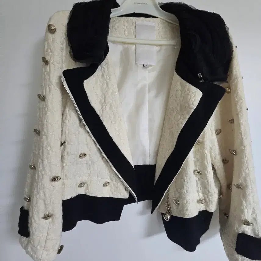 [BUNJANG] Ozscecon Ivory Tweed Jacket with Black Accents / 오즈세컨 아이보리 트위드 블랙 배색 자켓 66