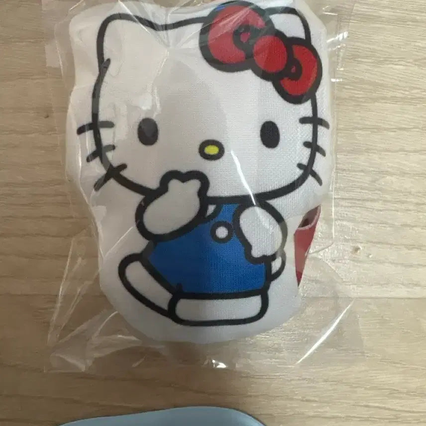 [BUNJANG] Hello Kitty Plush Keychain New / 헬로키티 인형 키링 새상품