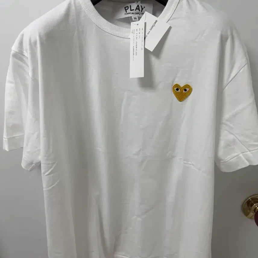 [BUNJANG] Comme des Garçons Play Short Sleeve T-Shirt White Gold/Red Emblem XXL XL / 꼼데가르송 플레이 반팔티 화이트 골드/레드 와펜 XXL XL