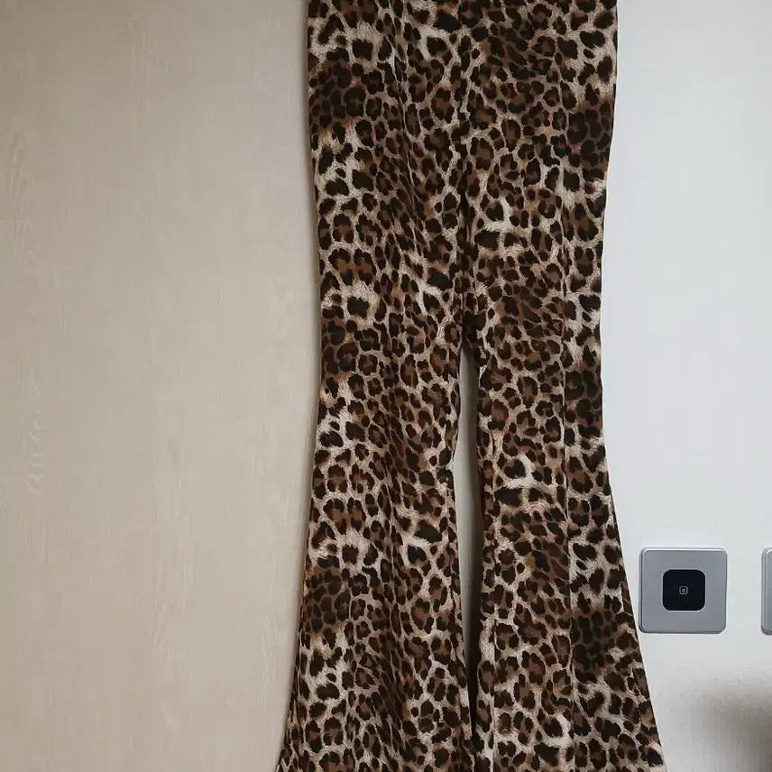 [BUNJANG] Egg Seoul Leopard Print Bootcut Pants / 에그 서울 여성 레오파드 호피 부츠컷 팬츠
