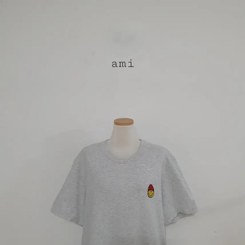 [BUNJANG] Smiley Embroidered Patch Short-Sleeve T-Shirt Grey / No.26070216 아미 스마일리 자수 패치 반팔 티셔츠 회색